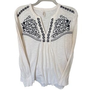 Roper Apparel Boho Bloue V-neckline LS black scroll/floral embroidery size L